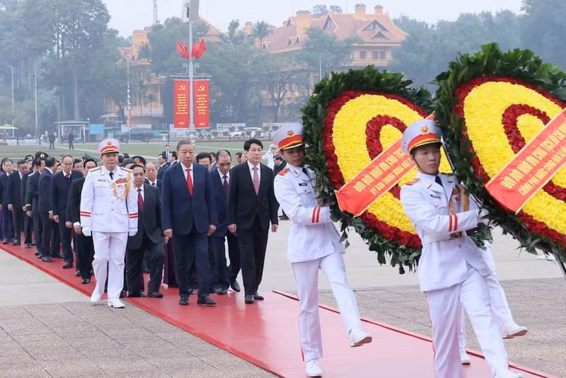 A delegation of Party, State leaders lay a wreath and paid tribute to President Ho Chi Minh at his mausoleum in Hanoi on the morning of February 3 on the occasion of the 96th founding anniversary of the Communist Party of Viet Nam (CPV) (February 3, 1930 – 2026). (Photo: VNA)