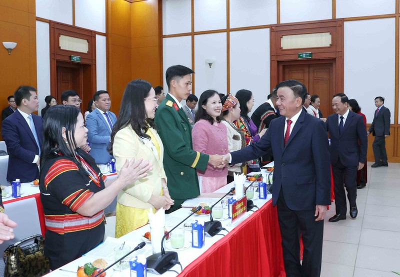 Politburo member and Permanent member of the Party Central Committee’s Secretariat Tran Cam Tu (right) meets with outstanding secretaries of grassroots Party cells nationwide in Ha Noi on February 3. (Photo: VNA)