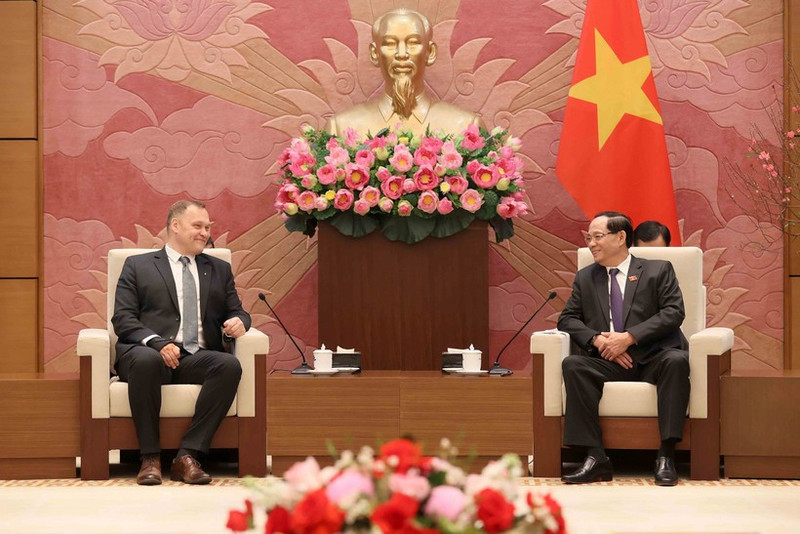 Vice Chairman of the Vietnamese National Assembly (NA) Tran Quang Phuong meets with Chairman of the Committee on National Security of the Hungarian NA Zoltan Sas in Ha Noi on February 3. (Photo: VNA)