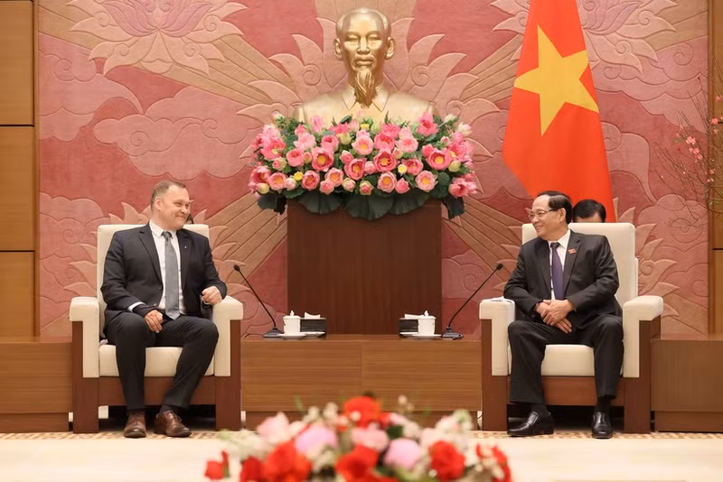 Vice Chairman of the Vietnamese National Assembly (NA) Tran Quang Phuong meets with Chairman of the Committee on National Security of the Hungarian NA Zoltan Sas in Ha Noi on February 3. (Photo: VNA)