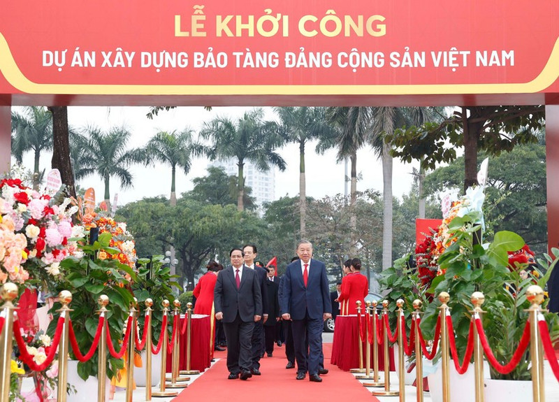 Party General Secretary To Lam (first row, right), Prime Minister Pham Minh Chinh (first row, left) and other delegates arriving at the ceremony (Photo: VNA)