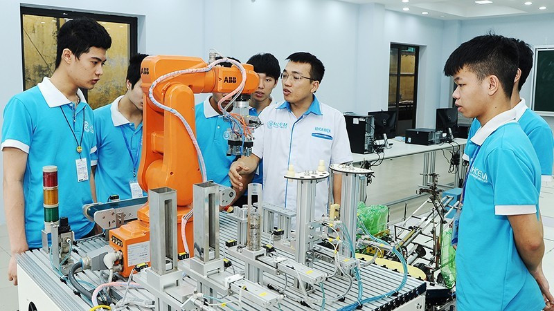 Focusing on training high-quality human resources to meet the demands of quality-driven projects. (Photo: NAM HAI)
