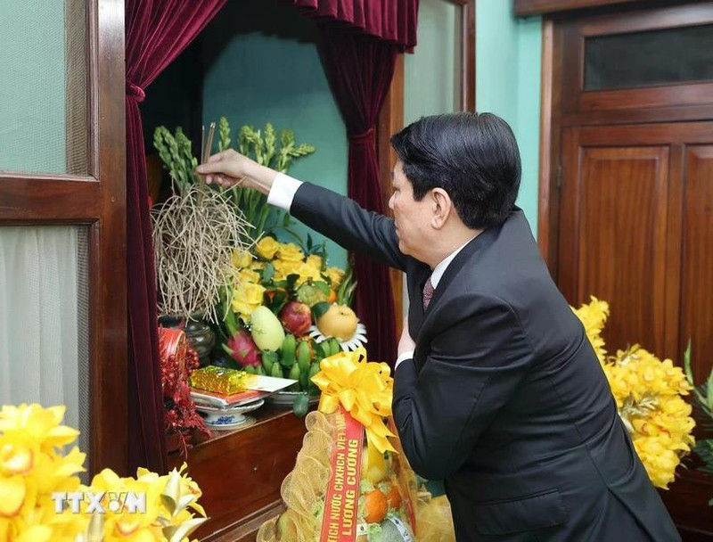 State President Luong Cuong offers incense in commemoration of President Ho Chi Minh at House 67 in Ha Noi on February 13, 2026. (Photo: VNA)