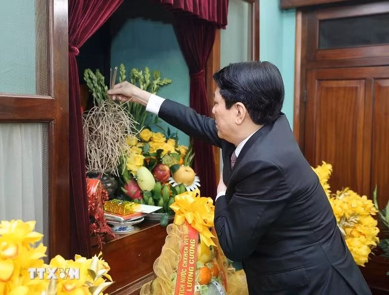 State President Luong Cuong offers incense in commemoration of President Ho Chi Minh at House 67 in Ha Noi on February 13, 2026. (Photo: VNA)