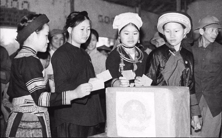 TERM V (1975–1976) Election held on April 6, 1975. Total number of deputies elected: 424. In the photo: Ethnic communities in Viet Bac perform their role as voters in the election of the fifth National Assembly, April 1975.
