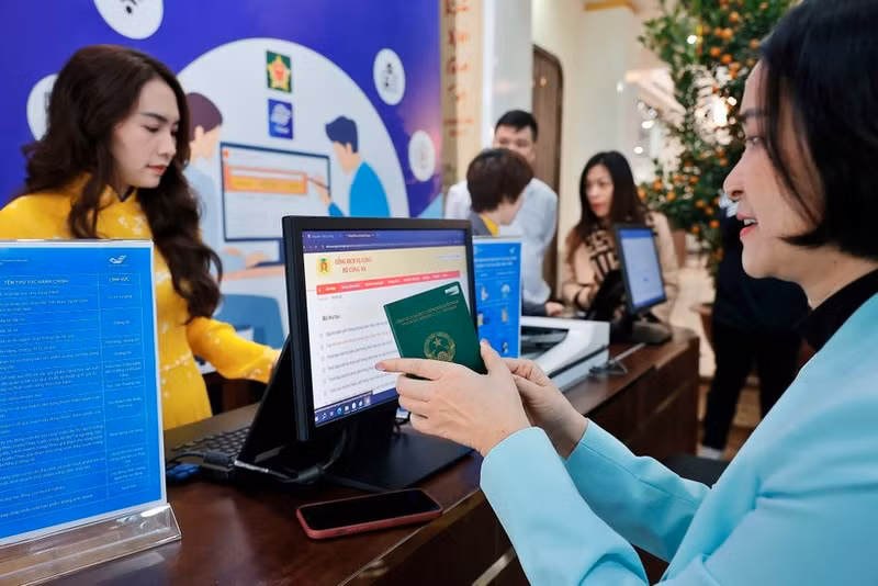Citizens visit a public service agency to carry out passport renewal procedures. (Photo: VNA)