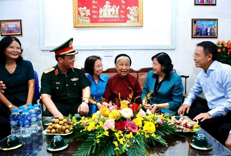 Secretary of the Ha Noi Party Committee Bui Thi Minh Hoai engages in heartfelt conversations and extends her best wishes to Vietnamese Heroic Mother Cong Thi Mui.