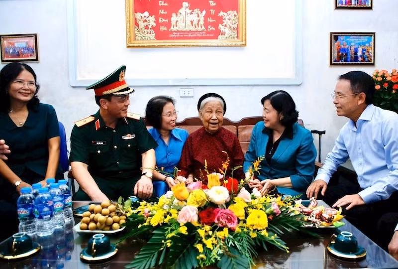 Secretary of the Ha Noi Party Committee Bui Thi Minh Hoai engages in heartfelt conversations and extends her best wishes to Vietnamese Heroic Mother Cong Thi Mui.