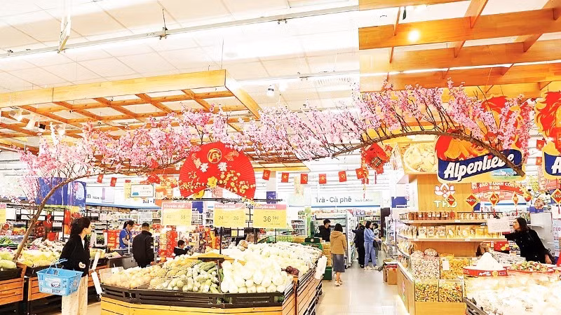 In the days leading up to Tet, purchasing power is increasing sharply across supermarket systems in Ha Tinh. (Photo: NGOC LOAN)
