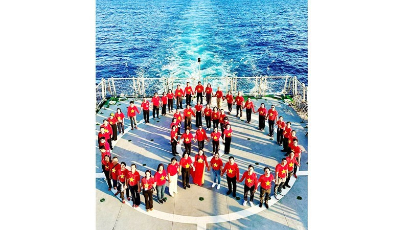 Le Thuong joins the Great Solidarity Voyage visiting soldiers and residents in Truong Sa in 2025.