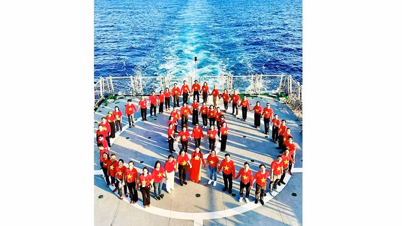 Le Thuong joins the Great Solidarity Voyage visiting soldiers and residents in Truong Sa in 2025.