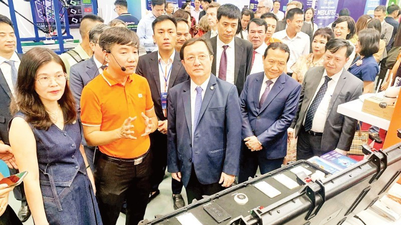 Scientists visit a technology product exhibition area at the Viet Nam Technology and Innovation Connectivity event.