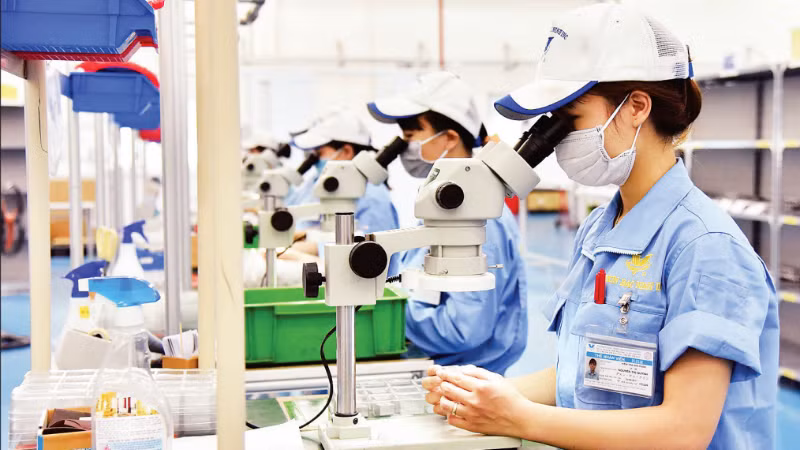 Workers produce mechanical components at Fujikin Bac Ninh Co., Ltd. in VSIP Industrial Park, Bac Ninh Province. (Photo: NGUYEN DANG)