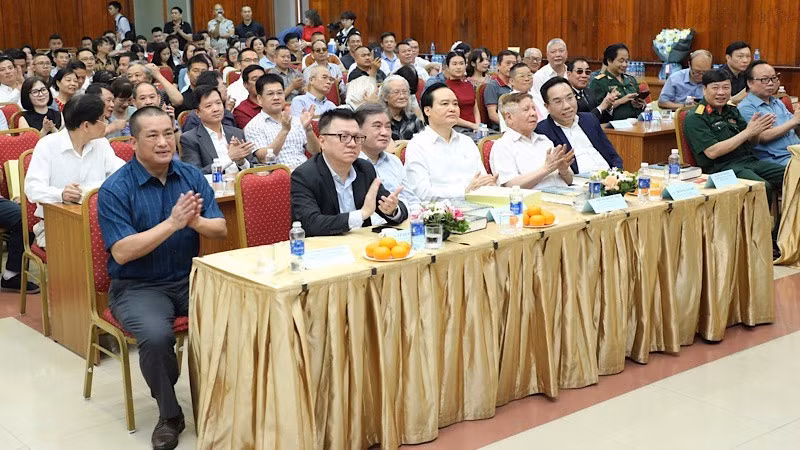 Many delegates attended the launch ceremony of the book The Path to the Future by writer and researcher Nguyen Xuan Tuan.