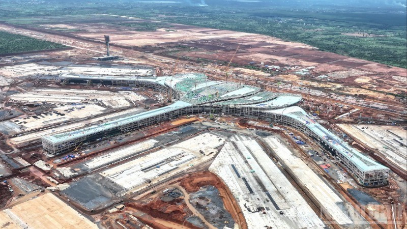 The construction of Long Thanh Airport, situated in Long Thanh Commune, is being fast-tracked, aiming for basic completion of Phase 1 by the end of 2025.