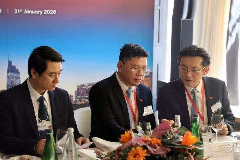 Deputy Minister of Foreign Affairs Le Anh Tuan (far left) and Hoang Nguyen Dinh, Vice Chairman of the Ho Chi Minh City People’s Committee (centre), at a meeting during their working trip to attend the WEF Davos 2026. (Photo: VNA)