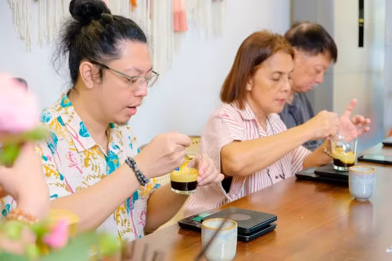 Visitors learn how to make Ha Noi’s unique egg coffee. (Photo courtesy of Dine With Locals)