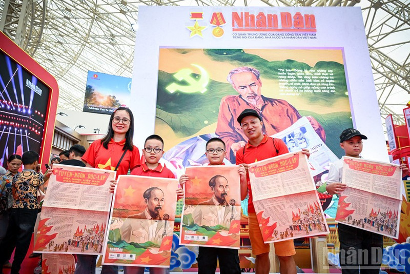 Nhan Dan Newspaper receives the “Outstanding Exhibition Space” award at the national achievement exhibition.