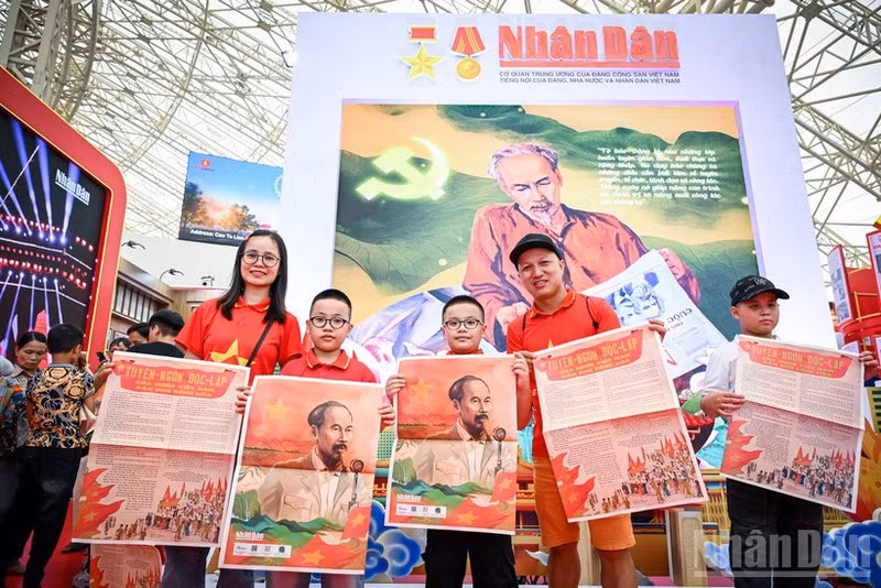 Nhan Dan Newspaper receives the “Outstanding Exhibition Space” award at the national achievement exhibition.