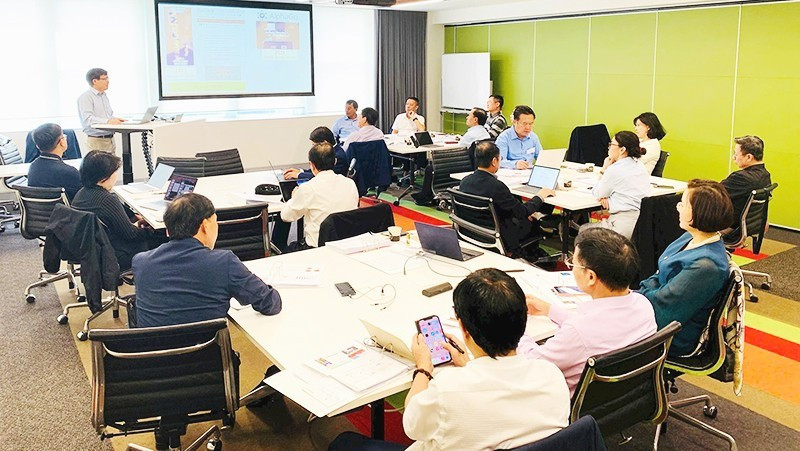Professor Tran The Truyen, Head of the Department of AI, Health and Science at Deakin University, speaks at the short-term training programme for the Vietnamese delegation at the University of Technology Sydney, Australia.