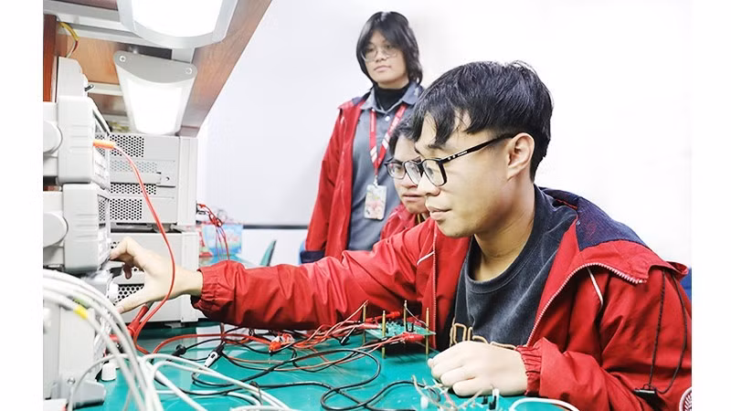 Placing people — first and foremost teachers and lecturers — at the centre of the strategy for developing high-quality human resources is one of the key breakthroughs of the Resolution. Photo: ANH QUAN