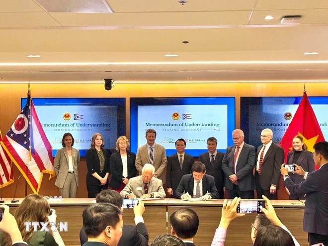 Enterprises from both sides sign a memorandum of understanding on the import of animal feed ingredients from the state of Ohio, US. (Photo: VNA)