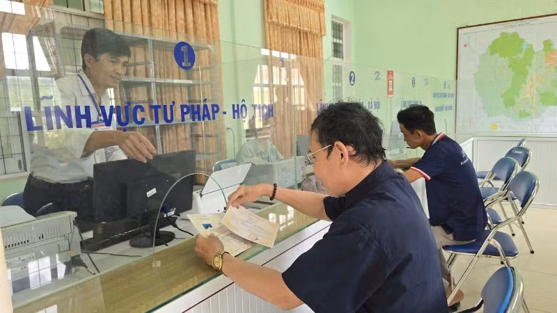 Citizens complete administrative procedures at the reception point in Canh Vinh Commune, Gia Lai Province. (Photo: PHUC THANG)