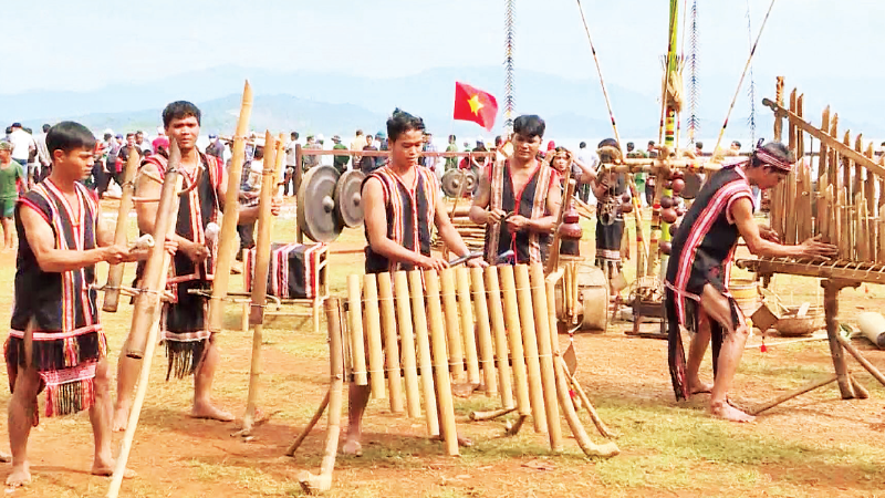 Spring in the Central Highlands often lasts long enough for people to rest after a year of hard work.