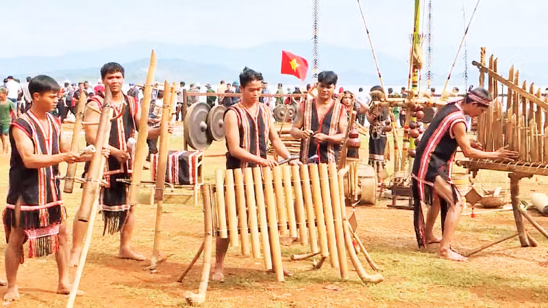 Spring in the Central Highlands often lasts long enough for people to rest after a year of hard work.
