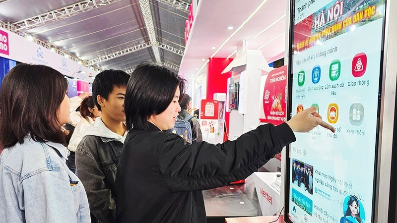Residents access smart city services. Photo: NAM HAI
