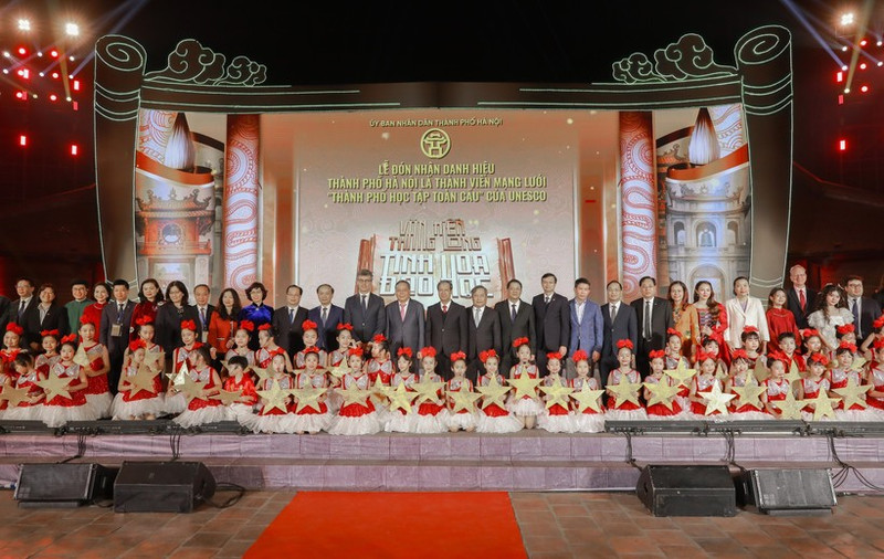 Delegates at the ceremony to receive UNESCO’s recognition of Ha Noi as a member of the Global Network of Learning Cities. (Photo: VNA)