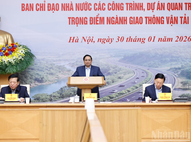 Prime Minister Pham Minh Chinh delivers directive remarks at the meeting.