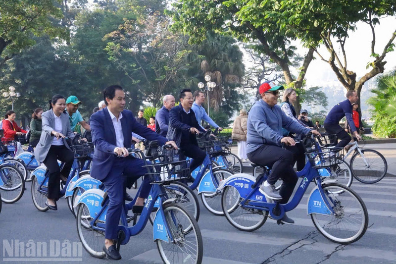 More than 300 international and Vietnamese delegates take part in the 5th Friendship Cycling Journey for a Green Ha Noi.