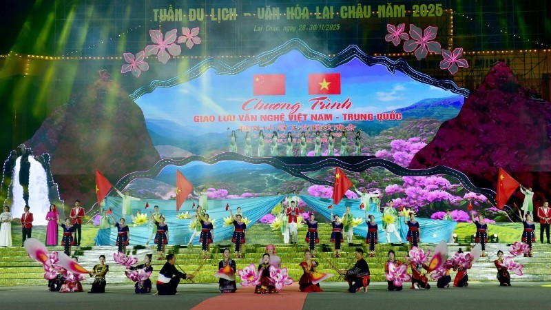 The art programme conveys messages of peace, unity and cooperation.