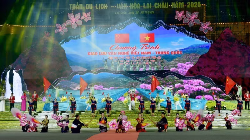 The art programme conveys messages of peace, unity and cooperation.