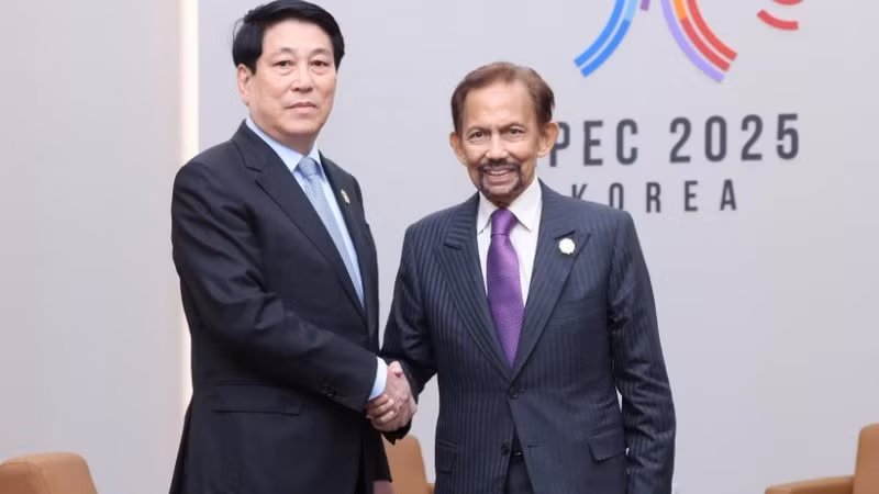 State President Luong Cuong and Sultan of Brunei Darussalam Haji Hassanal Bolkiah at APEC 2025 in the Republic of Korea. (Photo: VNA)