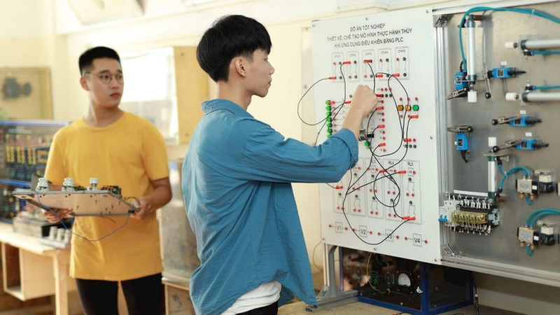 Human resources training must be linked to real labour market needs. In the photo: Students of the Faculty of Electrical – Electronic Engineering, Phuong Dong University, participate in a practical lesson. (Photo: THE DAI)