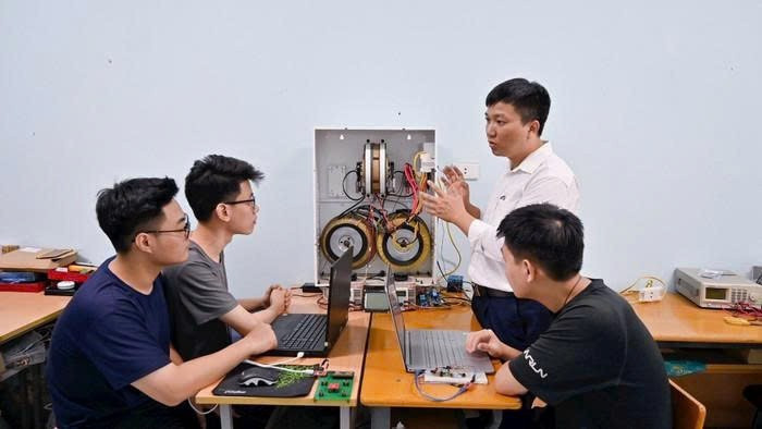 Dr Nguyen Trung Hieu (in white shirt), Head of Faculty of Electronics Engineering 1 at the Posts and Telecommunications Institute of Technology.