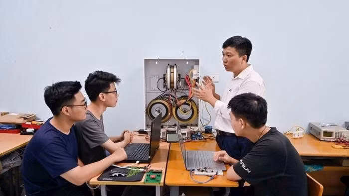 Dr Nguyen Trung Hieu (in white shirt), Head of Faculty of Electronics Engineering 1 at the Posts and Telecommunications Institute of Technology.