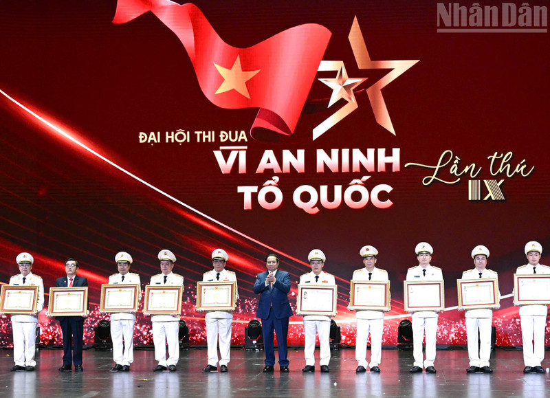 Prime Minister Pham Minh Chinh presents the title of Hero of the People's Armed Forces and the First-class Military Exploit Order to collectives and individuals with outstanding achievements.
