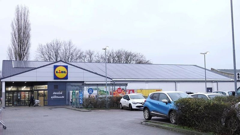 A supermarket in Germany installs a solar panel system. (Photo: Xinhua)