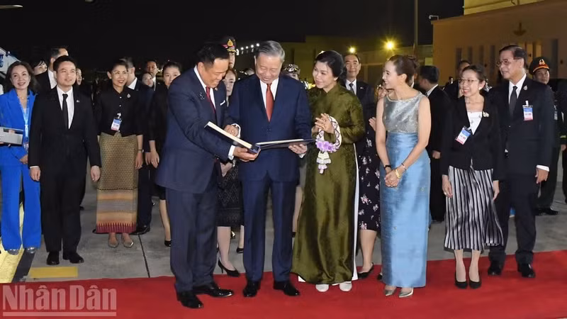 To Lam, General Secretary of the Communist Party of Viet Nam Central Committee and State President, and his spouse receive a photo album of highlights from their official visit to Thailand from Thai Prime Minister Anutin Charnvirakul and his spouse. (Photo: XUAN SON)