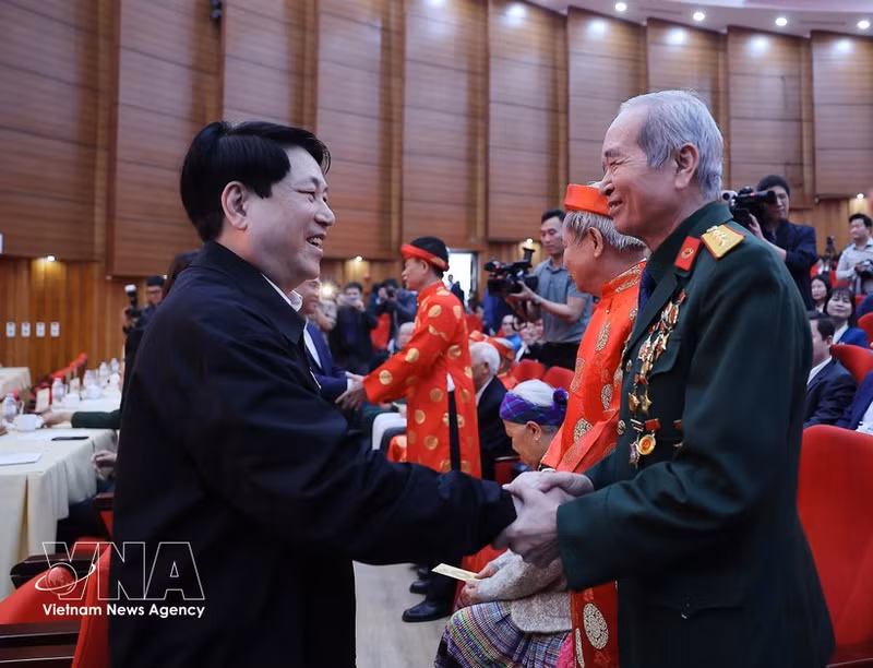 President Luong Cuong presents gifts to the elderly, veteran revolutionaries, social policy beneficiaries, students, members of the armed forces, and representatives of the local community in Lao Cai province. (Photo: VNA)