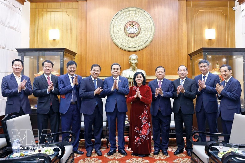 National Assembly Chairman Tran Thanh Man (fifth from left) extends Tet greetings to the Viet Nam Fatherland Front Central Committee (Photo: VNA)