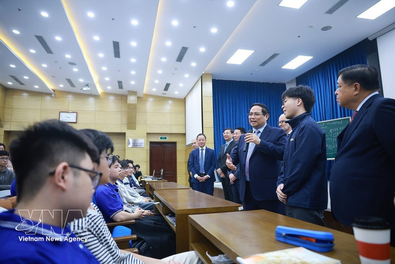 Prime Minister Pham Minh Chinh meets students of the University of Science and Technology of Ha Noi. (Photo: VNA)