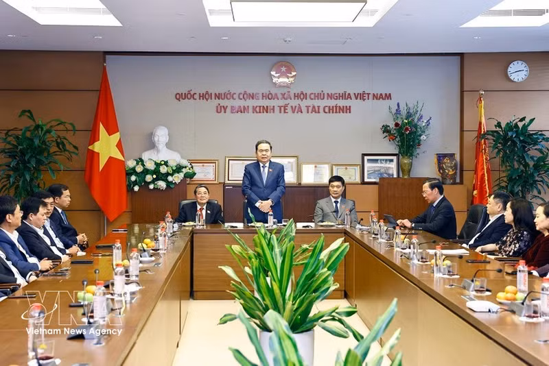 National Assembly Chairman Tran Thanh Man (centre) addresses at the working session with the NA Committee for Economic and Financial Affairs on February 23. (Photo: VNA)