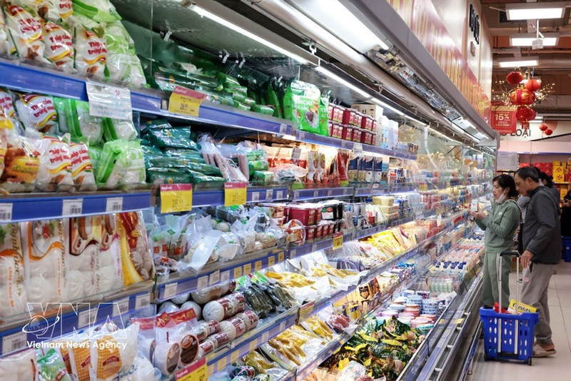Customers shop for goods at Co.opmart Nguyen Trai supermarket in Ha Noi. (Photo: VNA)