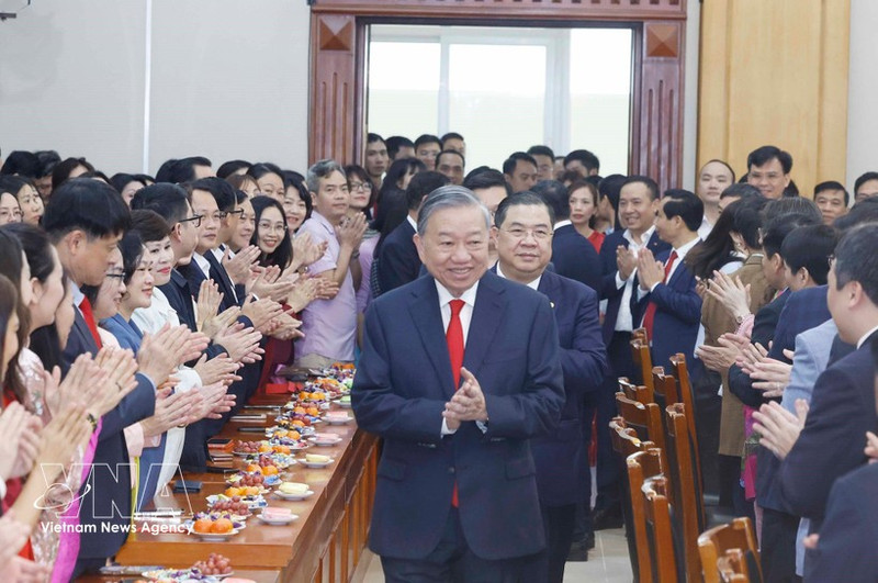 Party General Secretary To Lam are welcomed by staff of the Party Central Committee’s Office (Photo: VNA)