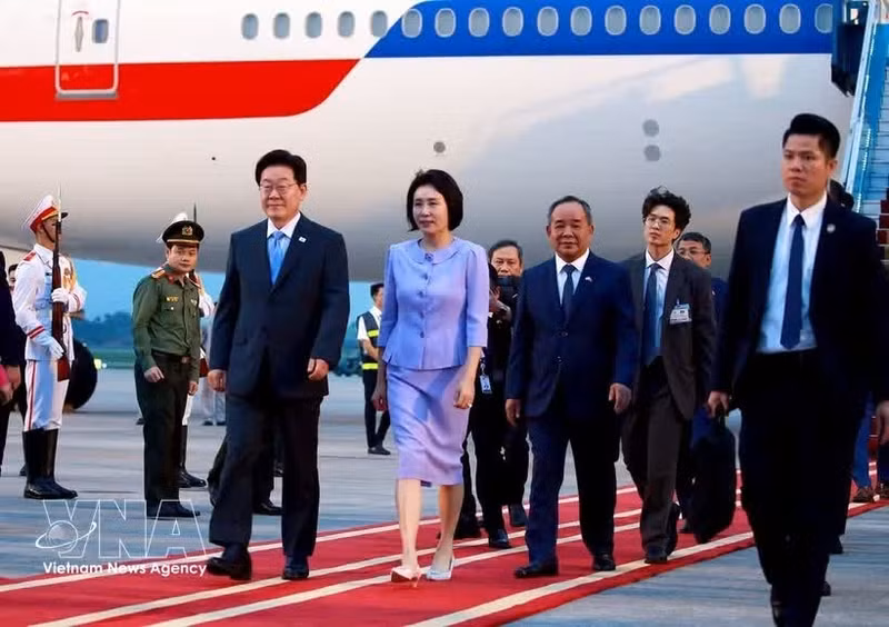 President of the Republic of Korea (RoK) Lee Jae Myung and his spouse arrive in Ha Noi on April 21 afternoon. (Photo: VNA)