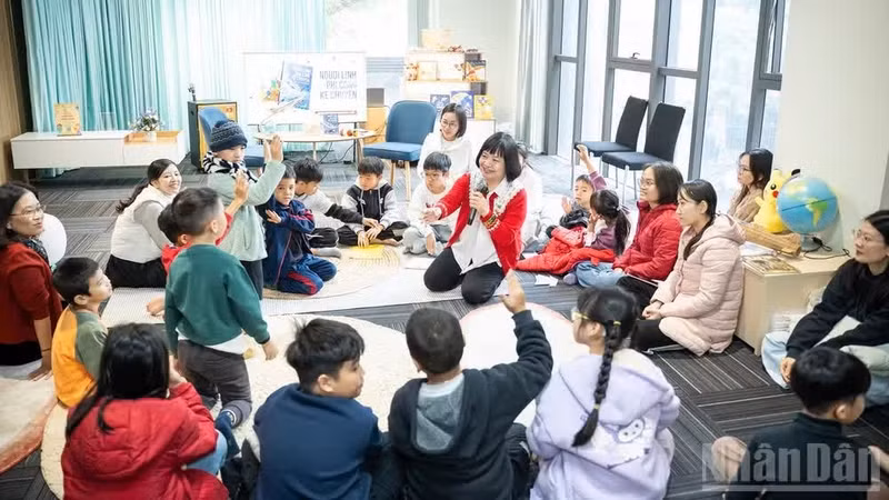 A reading session takes place at the Reading Corner of Kim Dong Publishing House.